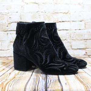 DOLCE VITA IBIS EMBROIDERED VELVET ANKLE BOOT BLK